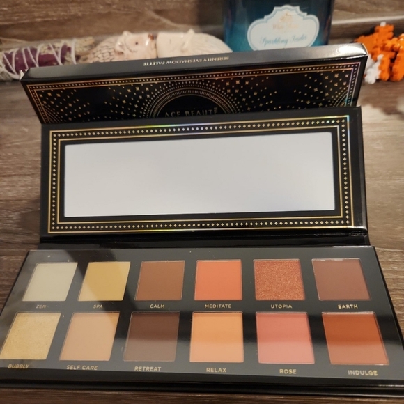 Limited edition Serenity eyeshadow palette - Picture 2 of 6